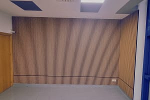instalacion-paneles-acusticos-lamas-madera-oficina