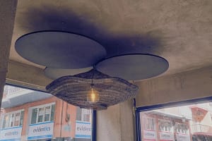 instalacion-paneles-acusticos-techo-restaurante