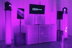 Vista frontal de la discomóvil Pack Premium con cabina LED en boda