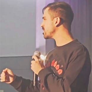 formador hablando con micrófono de mano inalámbrico