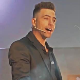 micro-de-diadema formador hablando con micrófono de diadema