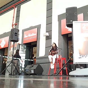 monitores de escenario con mujer cantando