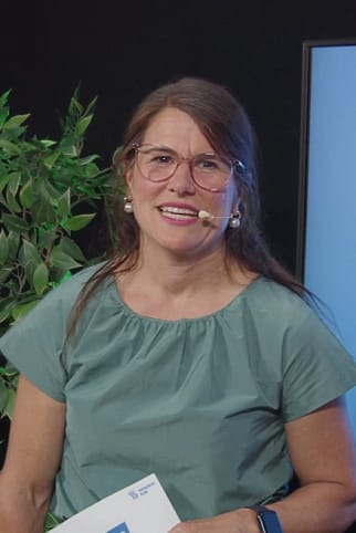 presentadora-grabando-en-plato-de-tecnosonido Formadora grabando en set de grabación de TECNOSONIDO