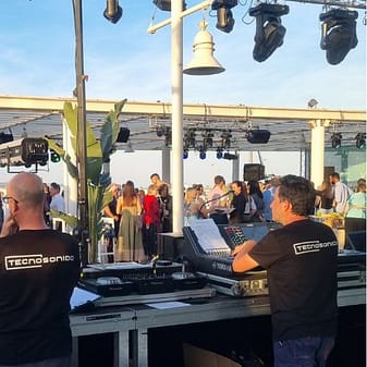 Tecnico de sonido usando una mesa yamaha cl5