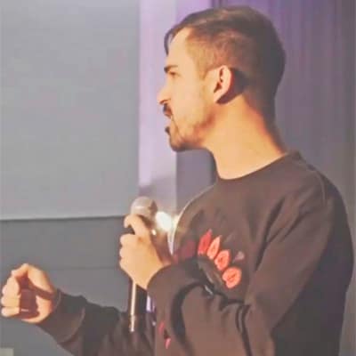 formador hablando con micrófono de mano inalámbrico