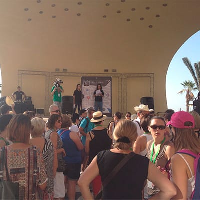 cuatro altavoces en un evento